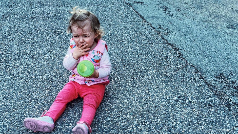 
                            V Nemčiji oče ob cesti pustil hčer, ker ni želela zaspati (foto: profimedia)