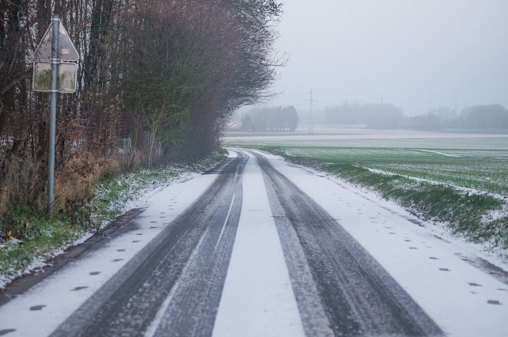 Na zasneženem vozišču vozite bolj previdno kot sicer (foto: profimedia)