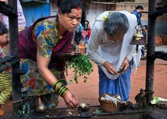 Nepalka z otrokoma umrla v koči brez oken, v katero je morala zaradi menstruacije