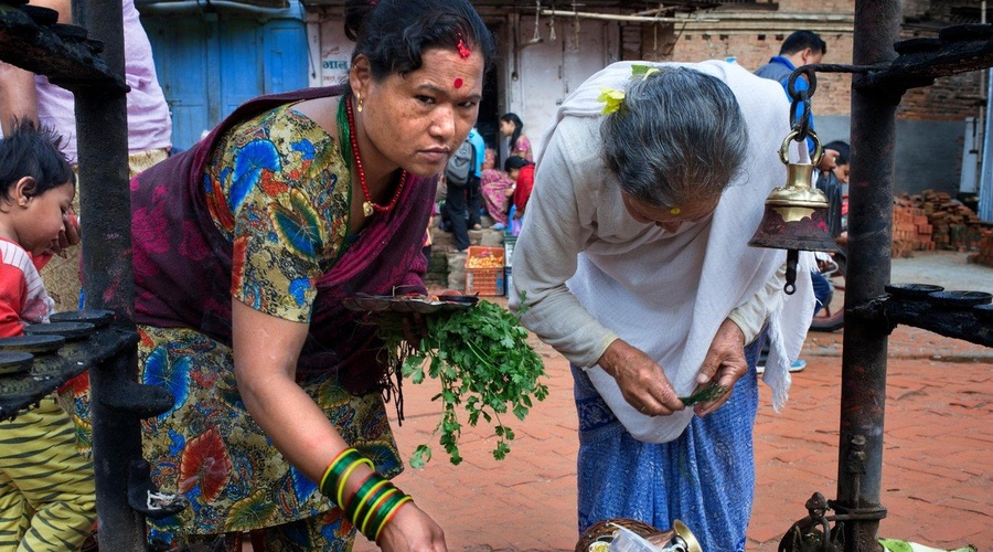 Nepalka z otrokoma umrla v koči brez oken, v katero je morala zaradi menstruacije (foto: profimedia)