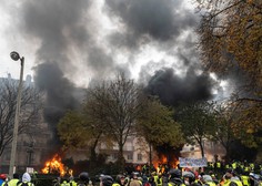 V eksploziji v pekarni v središču Pariza več ranjenih, umrla tudi dva gasilca