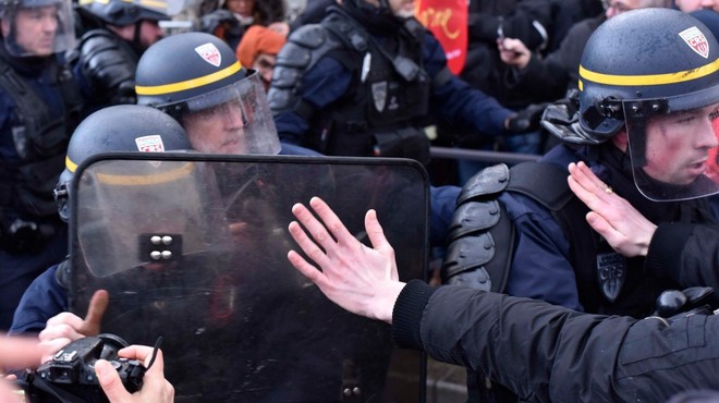 Ob protestih rumenih jopičev v Parizu tudi spopadi s policijo (foto: Profimedia)