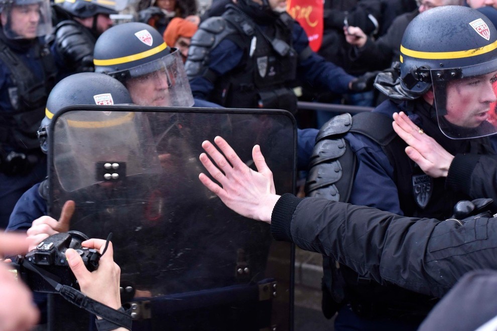 Ob protestih rumenih jopičev v Parizu tudi spopadi s policijo