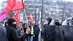 Ob protestih rumenih jopičev v Parizu tudi spopadi s policijo