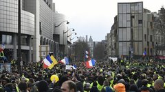 Ob protestih rumenih jopičev v Parizu tudi spopadi s policijo