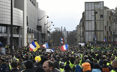 Ob protestih rumenih jopičev v Parizu tudi spopadi s policijo