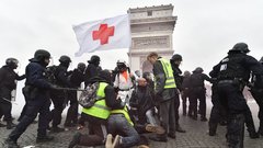 Ob protestih rumenih jopičev v Parizu tudi spopadi s policijo