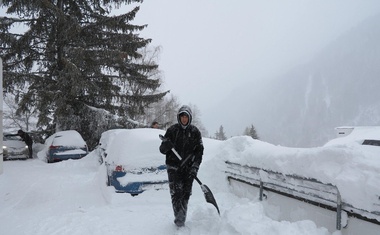 V Avstriji spet sneži, vlada velika nevarnost plazov, več krajev odrezanih od sveta!