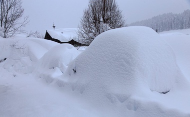 V Avstriji spet sneži, vlada velika nevarnost plazov, več krajev odrezanih od sveta!