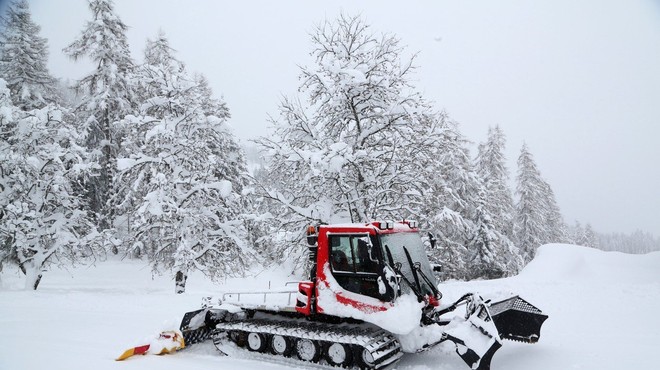 Snežni plaz zasul hotel v Avstriji, goste so morali evakuirati! (foto: Profimedia)