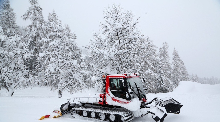 Snežni plaz zasul hotel v Avstriji, goste so morali evakuirati! (foto: Profimedia)
