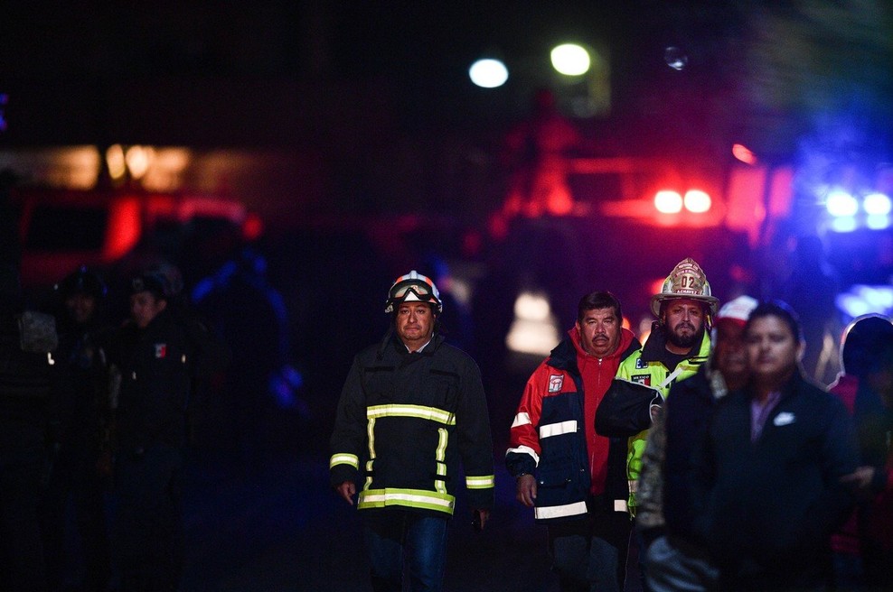 Vzrok za eksplozijo na naftovodu v Mehiki še ni znan, šušlja pa se, da je do nesreče prišlo pri kraji nafte (foto: profimedia)