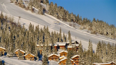 V smučarskem središču Courchevel je zagorela stavba, naseljena s sezonskimi delavci, 2 mrtva, 4 hudo ranjeni