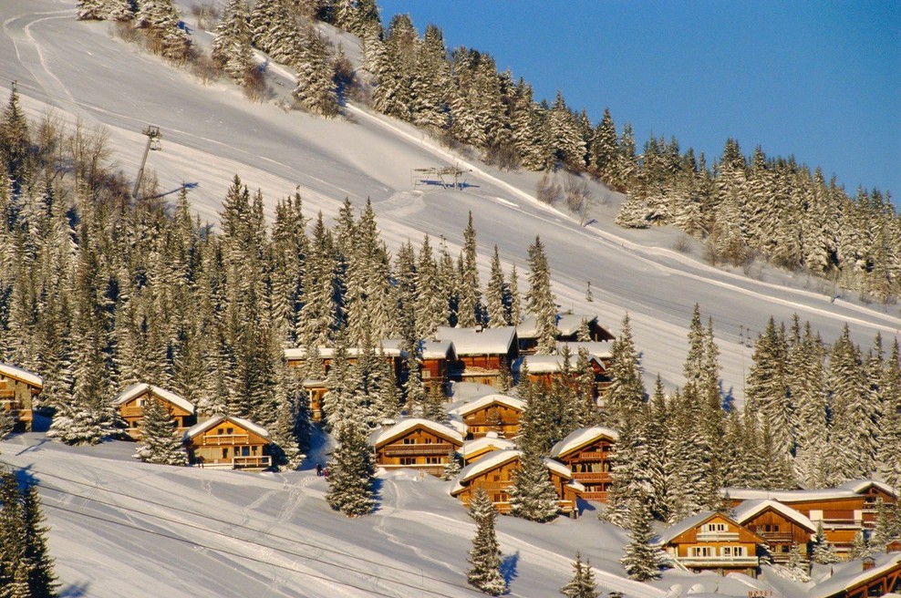 V smučarskem središču Courchevel je zagorela stavba, naseljena s sezonskimi delavci, 2 mrtva, 4 hudo ranjeni (foto: profimedia)