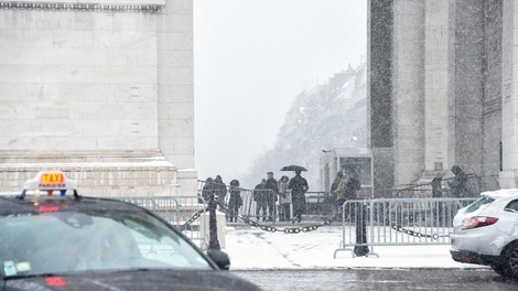 V bližini pariških Elizejskih poljan drzen rop banke, velikost izplena še ni znana