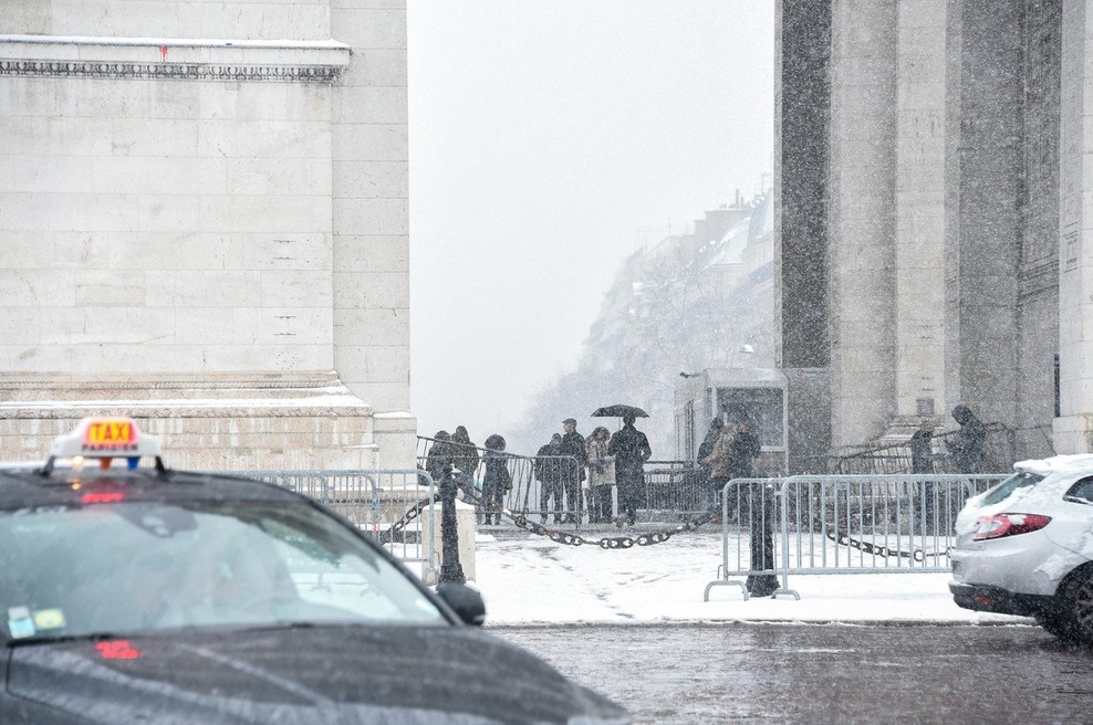 V bližini pariških Elizejskih poljan drzen rop banke, velikost izplena še ni znana (foto: profimedia)