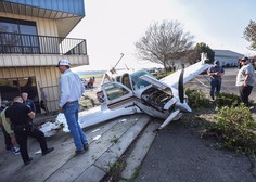 Bizarna nesreča v Los Angelesu: Manjše letalo razpadlo v zraku in padlo na hišo!