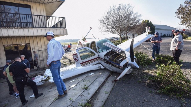 Bizarna nesreča v Los Angelesu: Manjše letalo razpadlo v zraku in padlo na hišo! (foto: profimedia)