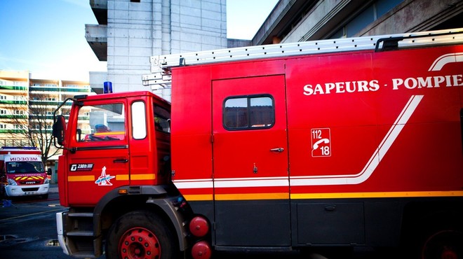 Radovedneži v Kranju ovirali gasilce pri gašenju požara (foto: Profimedia)