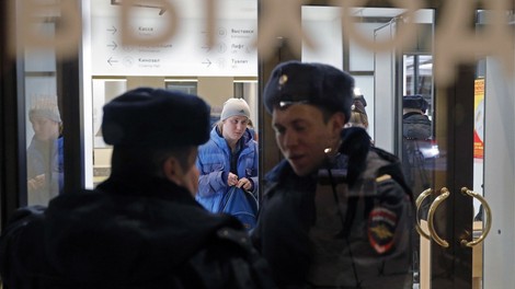 V Moskvi zaradi lažnih bombnih groženj evakuirali več tisoč ljudi