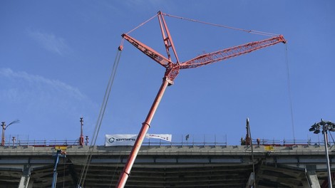 V Genovi  šest mesecev po tragediji začeli z odstranjevanjem ostankov porušenega viadukta