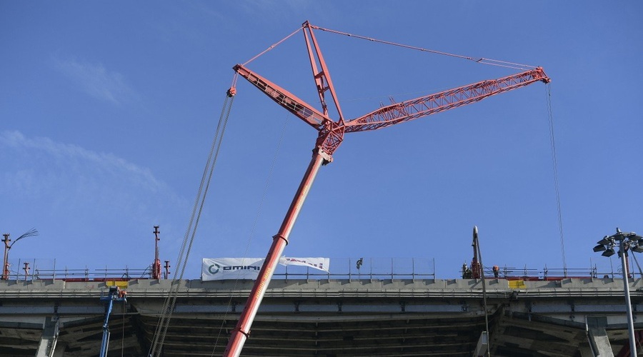 V Genovi  šest mesecev po tragediji začeli z odstranjevanjem ostankov porušenega viadukta (foto: Profimedia)