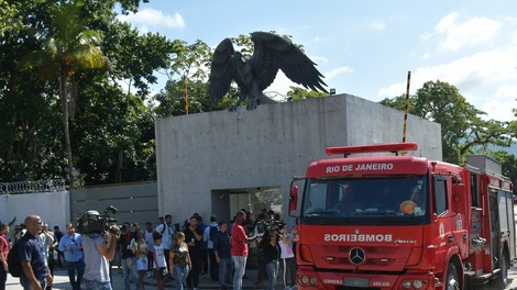 10 mrtvih v požaru, ki je zajel center za mlade nogometaše brazilskega kluba Flamengo