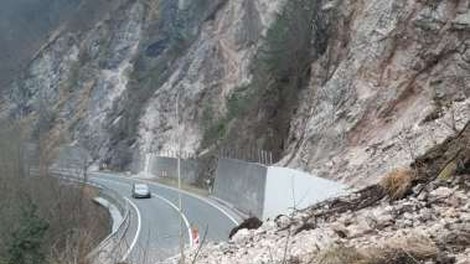 Več tisoč kubičnih metrov zemlje, skal in dreves zasulo cesto Zagorje-Trbovlje