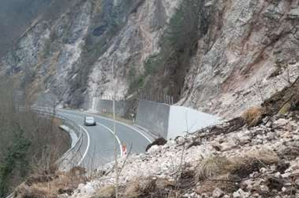 Več tisoč kubičnih metrov zemlje, skal in dreves zasulo cesto Zagorje-Trbovlje (foto: Direkcija RS za infrastrukturo)