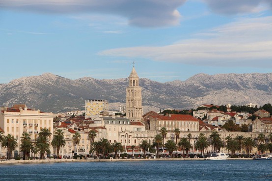 Huligani z jeklenimi palicami in noži nad beograjske vaterpoliste v Splitu