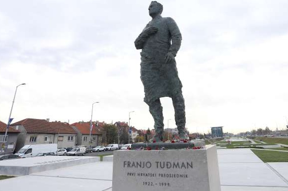Prepoved približevanju Tuđmanovemu spomeniku ja, žrtvi brutalnega nasilja pa ne? (foto: Hina/STA)