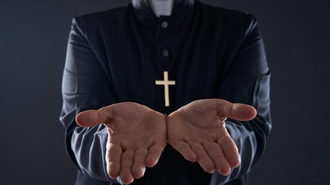 74-letni apostolski nuncij v Franciji obtožen otipavanja občinskega uslužbenca