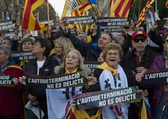 Pod sloganom Samoodločba ni zločin so v Barceloni protestirali proti sojenju katalonskim voditeljem
