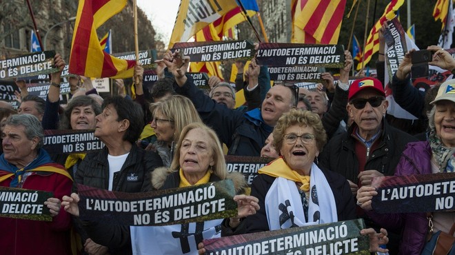 Pod sloganom Samoodločba ni zločin so v Barceloni protestirali proti sojenju katalonskim voditeljem (foto: profimedia)