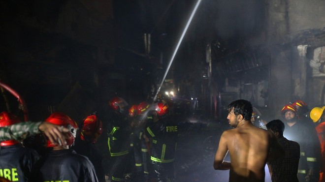 V bangladeški prestolnici Daki v stavbi izbruhnil požar - umrlo je najmanj 78 ljudi (foto: Profimedia)