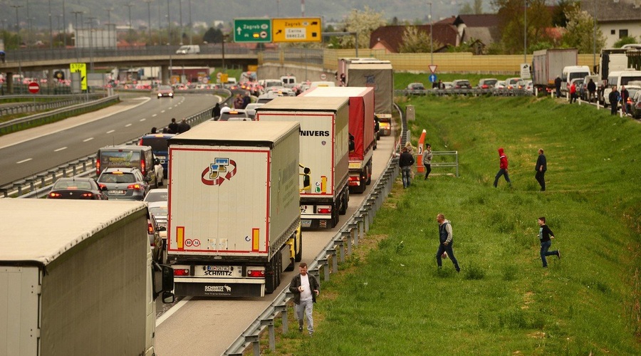 Na hrvaških mejah zastoji zaradi težav z računalniki (foto: profimedia)