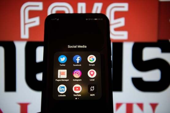 Bruselj poziva Facebook, Google in Twitter h krepitvi boja proti lažnim novicam