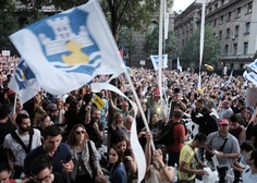V Srbiji vre: protesti se nadaljujejo in širijo, po Beogradu lepijo nalepke z Vučićevimi lažmi