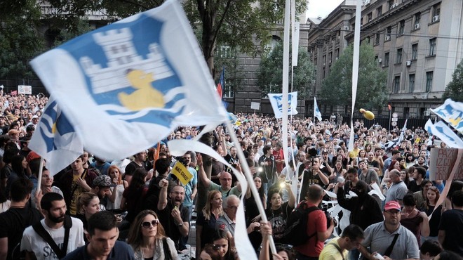 V Srbiji vre: protesti se nadaljujejo in širijo, po Beogradu lepijo nalepke z Vučićevimi lažmi (foto: profimedia)