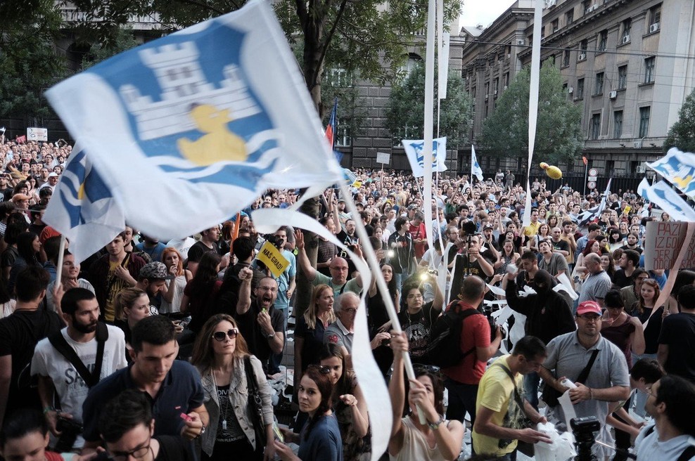 V Srbiji vre: protesti se nadaljujejo in širijo, po Beogradu lepijo nalepke z Vučićevimi lažmi (foto: profimedia)