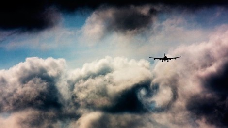 Po hudi turbulenci, v kateri se je poškodovalo 29 ljudi, letalo srečno pristalo v New Yorku