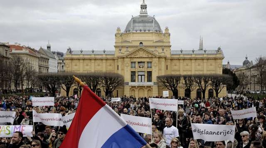 Hrvati zahtevajo, da se nasilje v družini iz prekrška spremeni v kaznivo dejanje (foto: STA)