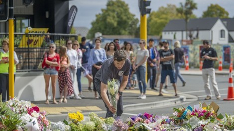 Avstralski senator Fraser Anning udaril mladeniča, ki mu je protestno razbil jajce na glavi