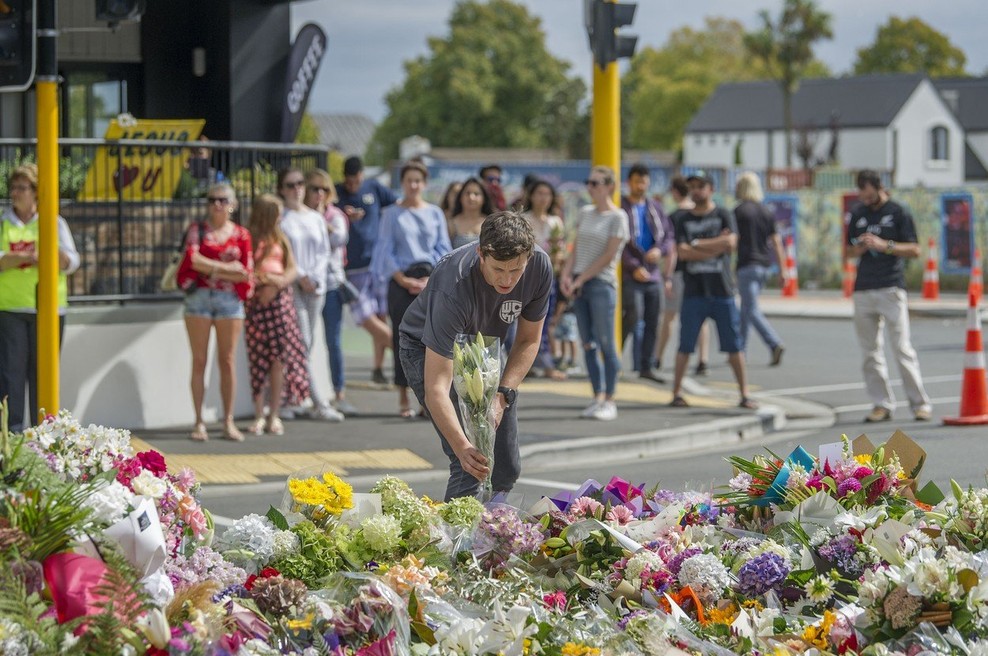 Avstralski senator Fraser Anning udaril mladeniča, ki mu je protestno razbil jajce na glavi (foto: profimedia)