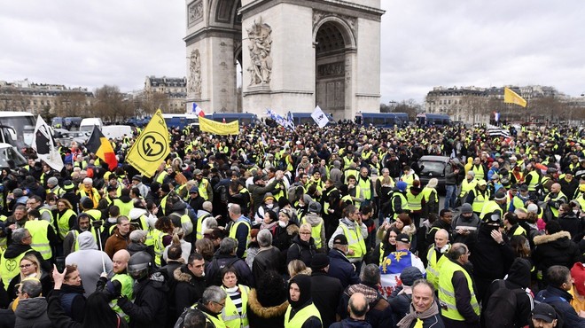 Nasilje in aretacije na protestih rumenih jopičev v Franciji (foto: profimedia)