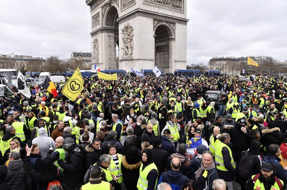 Nasilje in aretacije na protestih rumenih jopičev v Franciji (foto: profimedia)