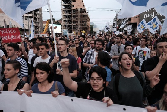Protestniki obkolili predsedniško palačo in zahtevali Vučićev odstop