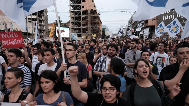 Protestniki obkolili predsedniško palačo in zahtevali Vučićev odstop (foto: profimedia)