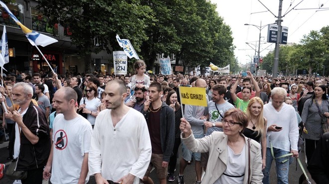 Protestniki v Beogradu zahtevajo, da nekdo od njih v živo spregovori v večernih poročilih (foto: profimedia)