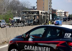 Voznik v Italiji zažgal šolski avtobus z več kot 50 otroki